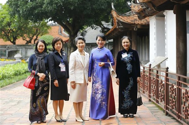 日本首相菅义伟夫人参观文庙国子监和越南妇女博物馆 hinh anh 1