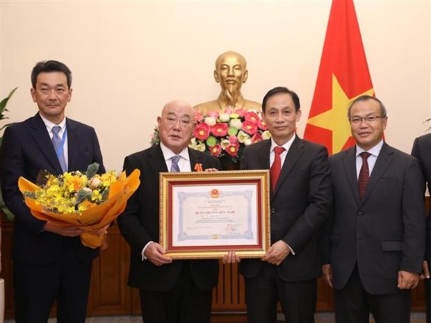 越南向日本首相特别顾问授予越南友谊勋章 hinh anh 1