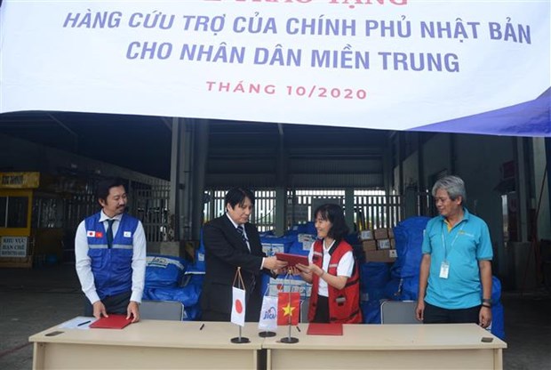 日本政府向承天顺化省灾民捐赠50台净水器和250张塑料布 hinh anh 1