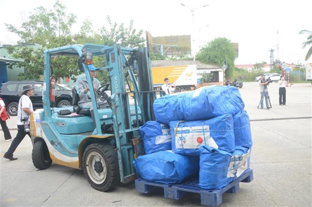日本政府向承天顺化省灾民捐赠50台净水器和250张塑料布 hinh anh 2