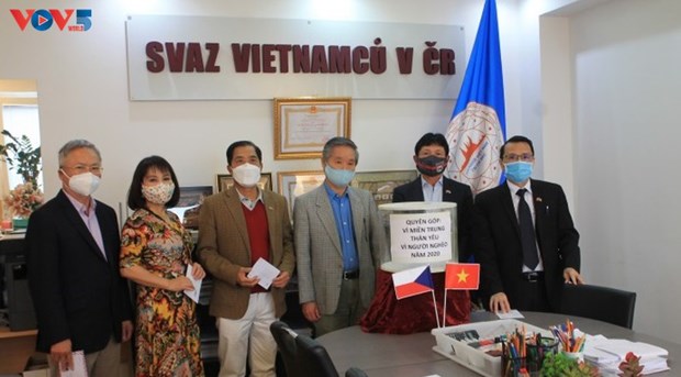 旅居捷克和波兰越南人发起为中部灾区民众捐助活动 hinh anh 1