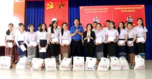 广平省向在当地学习的老挝特困留学生赠送慰问品 hinh anh 1