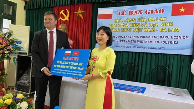 波兰驻越大使馆援助越南-波兰高中学校教学设备 hinh anh 1