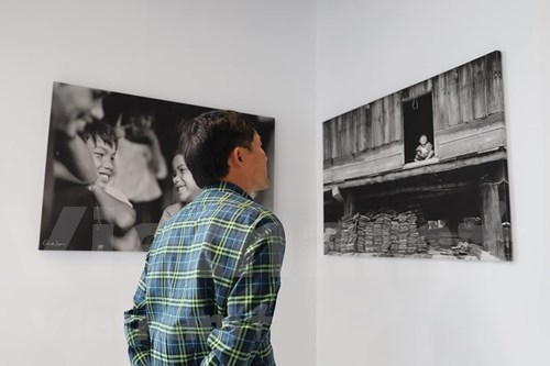 “我们失去的生活”摄影图片展在澳大利亚举行 为越南中部地区灾民筹集善款 hinh anh 1