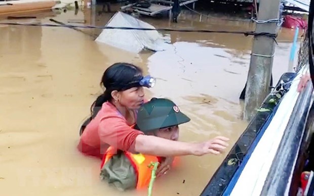 联合国人口基金向越南中部各省遭暴雨洪水影响的妇女和女童提供援助 hinh anh 1