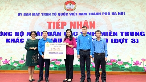 河内市越南祖国阵线委员会接收中部地区灾民的590亿越盾捐款 hinh anh 1