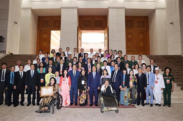越南政府总理阮春福出席“为社会默默奉献的先进人物” 表彰大会 hinh anh 1