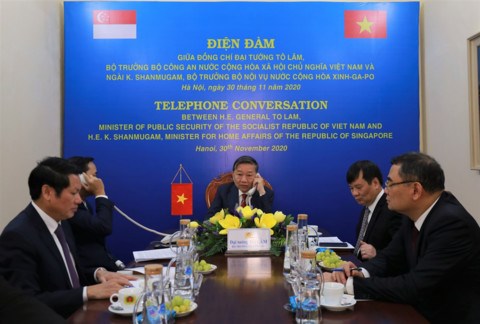 越南公安部与新加坡内政部长兼律政部促进合作关系 hinh anh 1