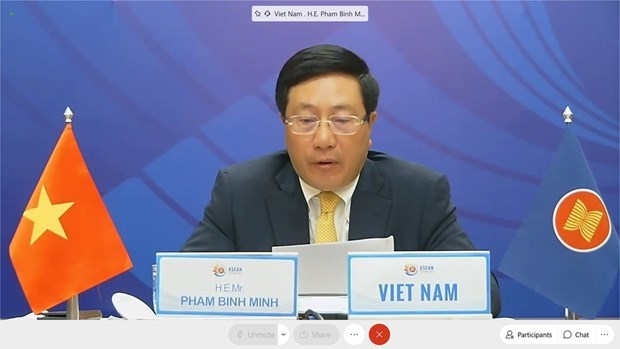 越南政府副总理兼外长范平明出席第23届东盟-欧盟外长会议 hinh anh 1