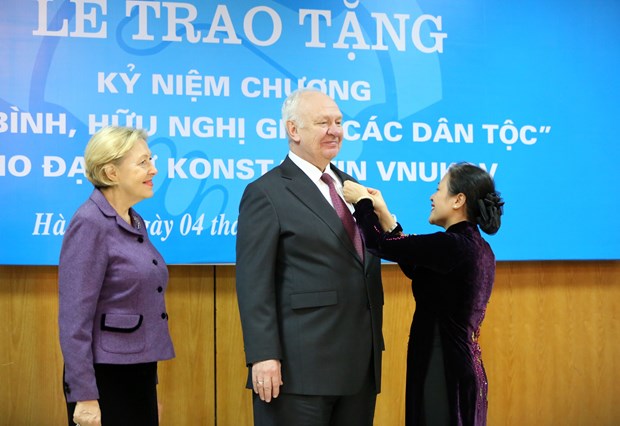 俄罗斯驻越南大使荣获“致力于各民族和平友谊”纪念章 hinh anh 1