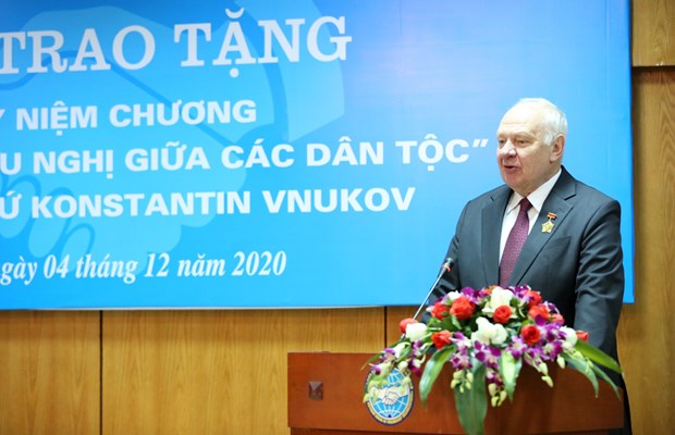 俄罗斯驻越南大使荣获“致力于各民族和平友谊”纪念章 hinh anh 3