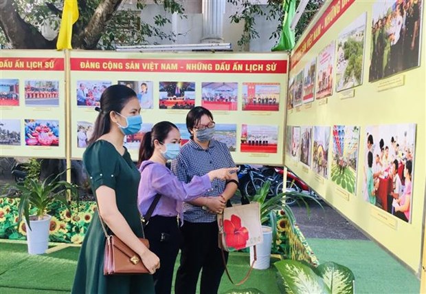 “越南共产党--历史烙印”摄影展在芹苴市开展 hinh anh 2