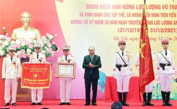 越南政府总理阮春福向公安部安全调查局授予人民武装力量英雄称号 hinh anh 1