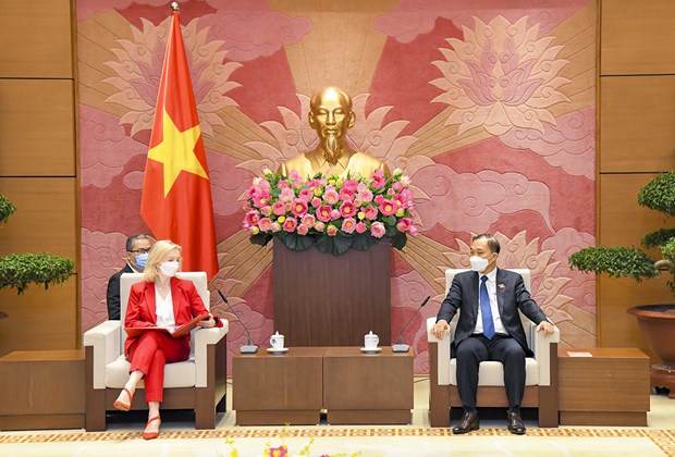 越南国会经济委员会主任武洪清会见英国国际贸易大臣伊丽莎白•特鲁斯 hinh anh 1
