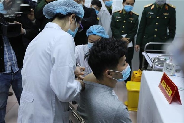 越南新冠疫苗开始人体注射试验 hinh anh 1