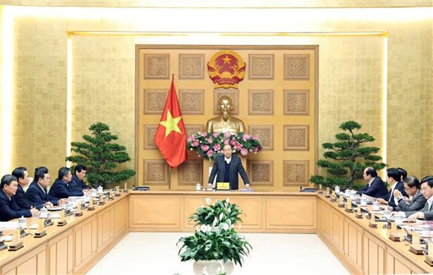 越南政府总理阮春福就经济社会发展情况与各地方领导举行工作座谈会 hinh anh 1