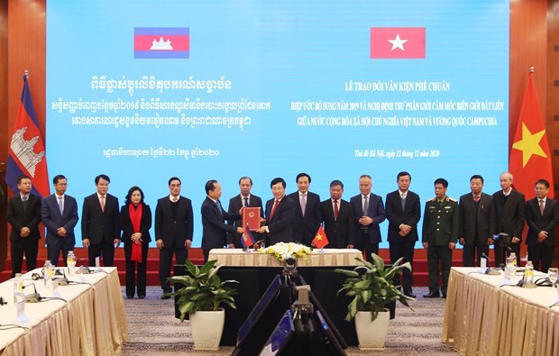 关于越南与柬埔寨陆地边界勘界立碑成果的两项法律文件正式生效 hinh anh 1