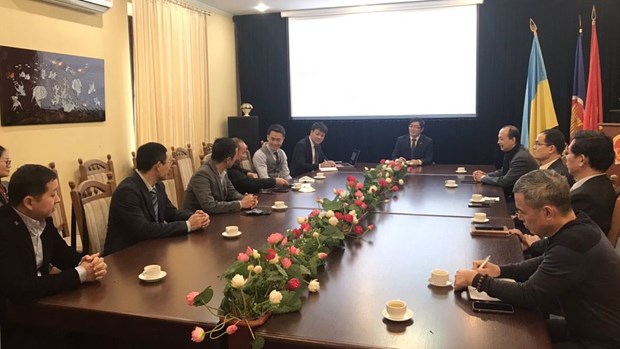 越南驻乌克兰大使阮鸿石会见在乌越南企业代表 hinh anh 1