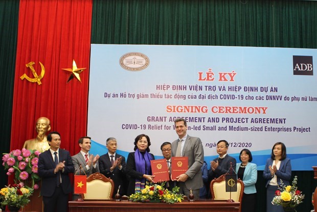 ADB向越南女性领导中小企业提供500万美元的无偿援助 hinh anh 1
