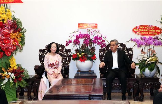 越共中央民运部部长张氏梅在圣诞节前夕走访天主教胡志明市总教区 hinh anh 2