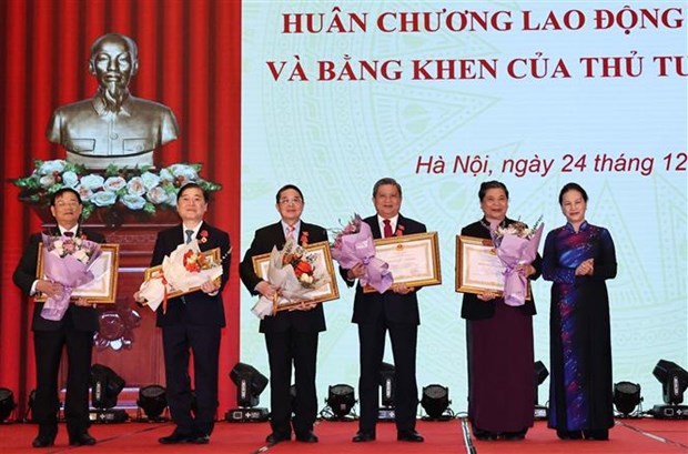 越南国会主席阮氏金银出席国家主席劳动勋章和政府总理奖状授予仪式 hinh anh 2