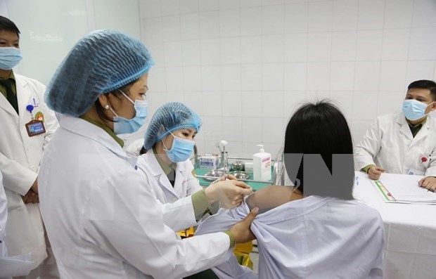 越南继续进行剂量50微克的国产新冠疫苗临床试验注射 hinh anh 1