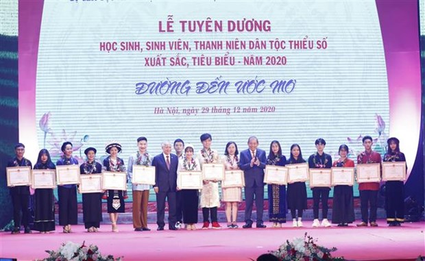122名优秀少数民族学生和青少年获得表彰 hinh anh 1