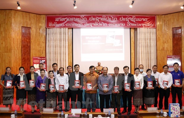 老挝发行有关越南驻老首位特命全权大使的书籍 hinh anh 2