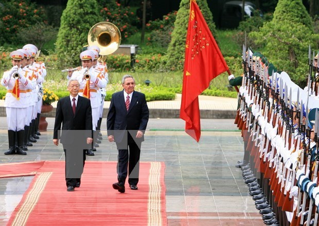 越南党和国家领导人向古巴领导人致贺电 hinh anh 1