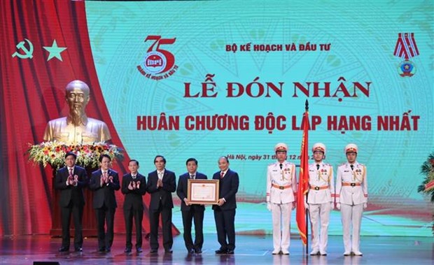 越南政府总理阮春福出席计划与投资部成立75周年纪念典礼 hinh anh 1
