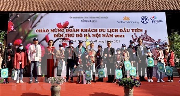 越南大陆领土最东端地区举行2021年新年升旗仪式并迎来新年首批游客 hinh anh 2