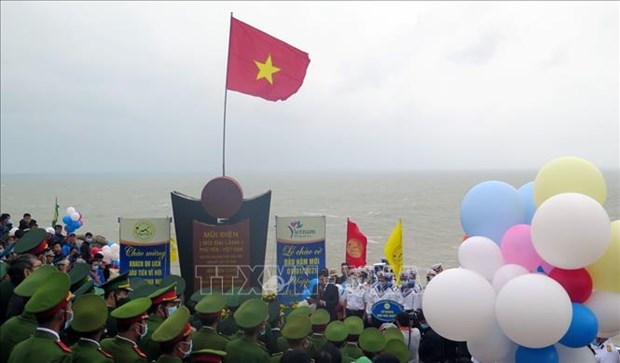 越南大陆领土最东端地区举行2021年新年升旗仪式并迎来新年首批游客 hinh anh 1
