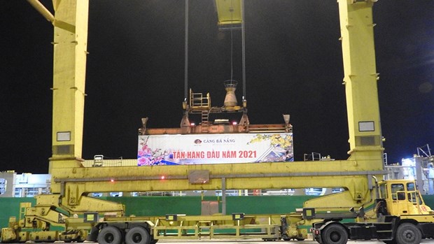 岘港港口迎接2021年新年首批货物进港 hinh anh 1
