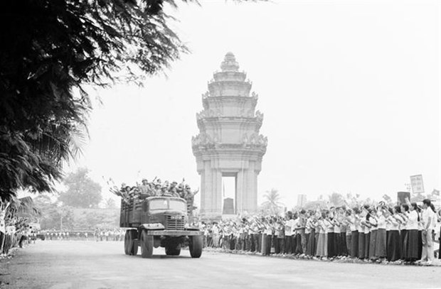 柬埔寨领导永远铭记越南志愿军的牺牲 hinh anh 1