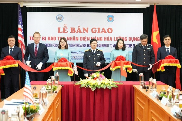 越南海关接收美国双重用途的商品识别培训设备 hinh anh 1
