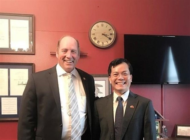 越南驻美国大使与美国共和党众议员泰德·游贺通电话 hinh anh 1