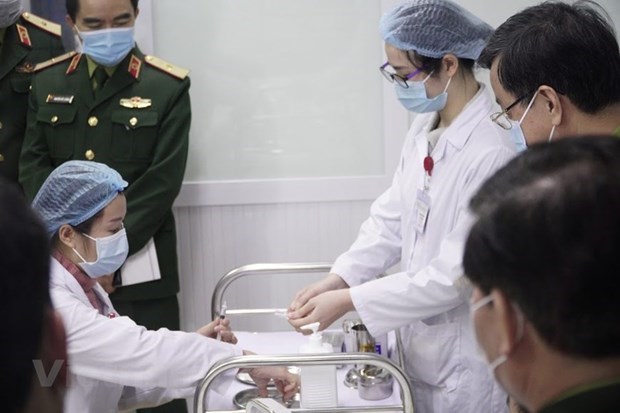 越南开始对三名志愿者注射第二剂剂量25mcg的新冠疫苗 hinh anh 1