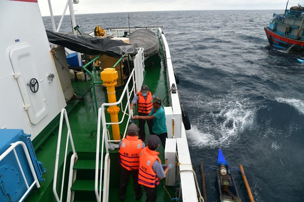 成功营救4名在海上漂泊的外籍渔民 hinh anh 1
