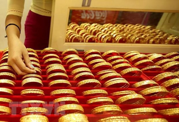 今日上午越南国内市场黄金价格每两下降10万越盾 hinh anh 1