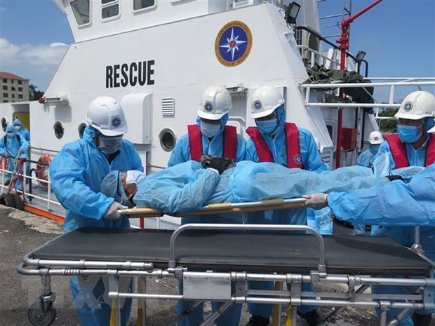 越南航海救援力量将一名外国船员送上岸接受治疗 hinh anh 1
