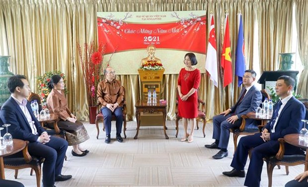 老挝驻新加坡大使馆向越南驻新加坡大使馆致以新春祝福 hinh anh 1