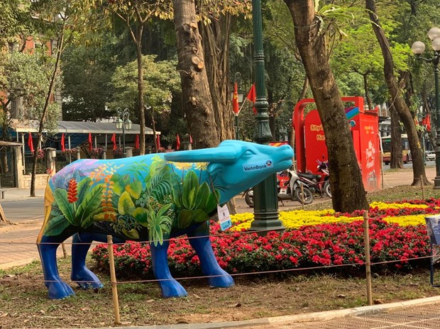 2021年“牛游行”雕塑艺术展亮相河内市中心 hinh anh 2