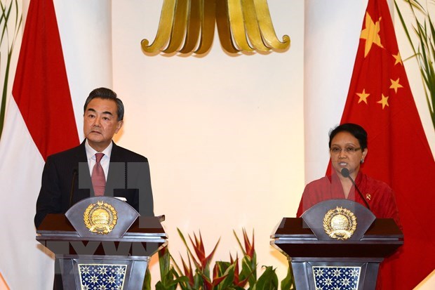 中国外长王毅与印尼外长蕾特诺就缅甸问题通电话 hinh anh 1