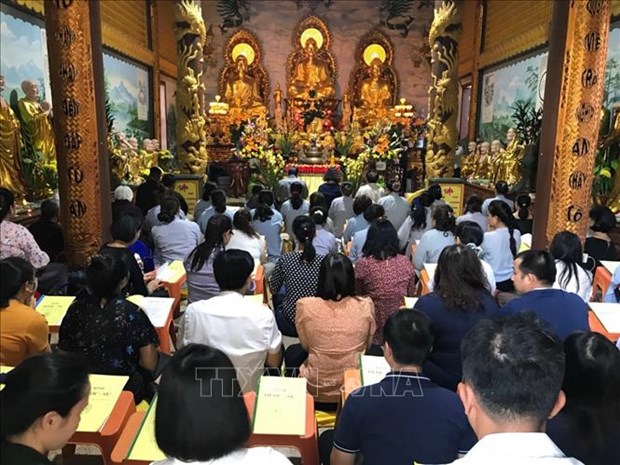 旅居老挝越南人社群喜迎元宵节 祈求国泰民安 hinh anh 1