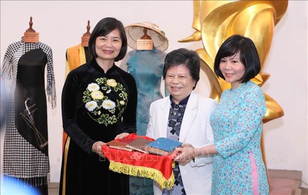 “记忆与遗产”主题资料、图片和实物捐赠仪式在越南妇女博物馆举行 hinh anh 1