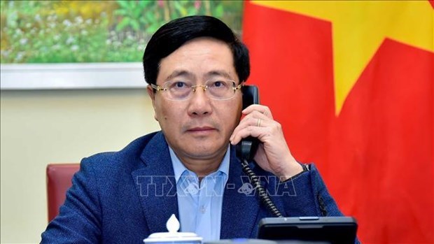 越南政府副总理兼外交部长范平明与新加坡外长维文通电话 hinh anh 1