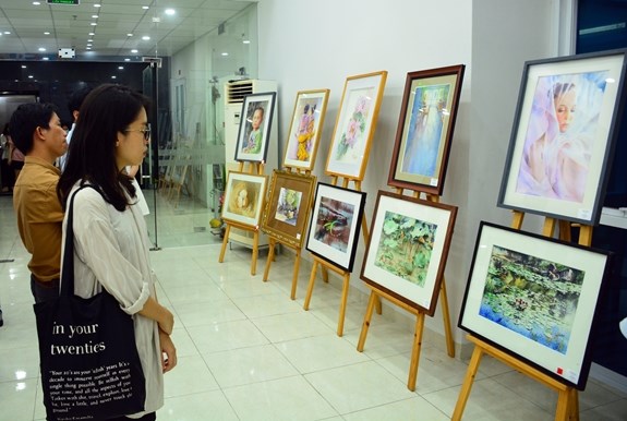 艺术与和平国际水彩画展吸引17个国家的画家参展 hinh anh 1