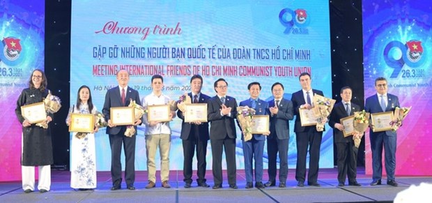 越南向15名外国个人授予“致力于青年一代”纪念章 hinh anh 1