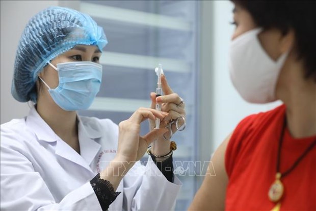 越南研制新冠疫苗Nano Covax二期试验:26名志愿者注射第二针疫苗 hinh anh 1