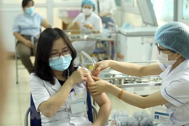 越南外交部例行记者会：超过3.5万名越南人获得新冠疫苗接种 hinh anh 1